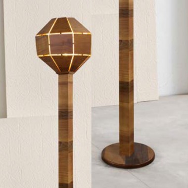Lampadaire décoratif en bois